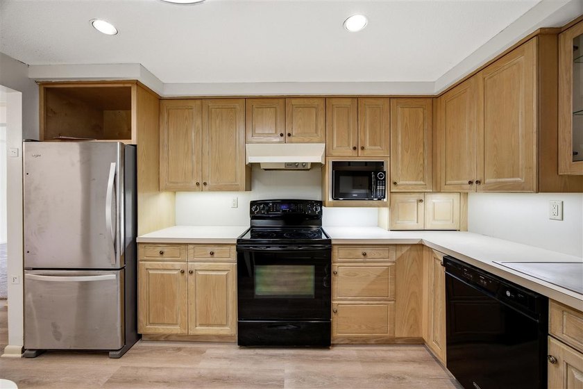 Ready for a Turn-Key property? New carpet, new LVP, new light - photo 11
