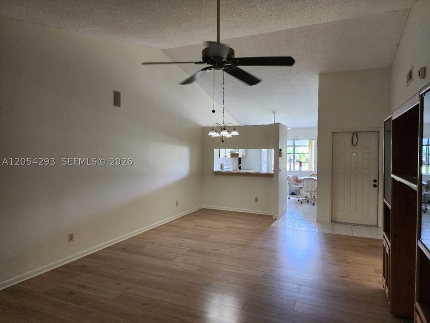 Beautifully updated one-story townhouse featuring 2 bedrooms, 2 - photo 11