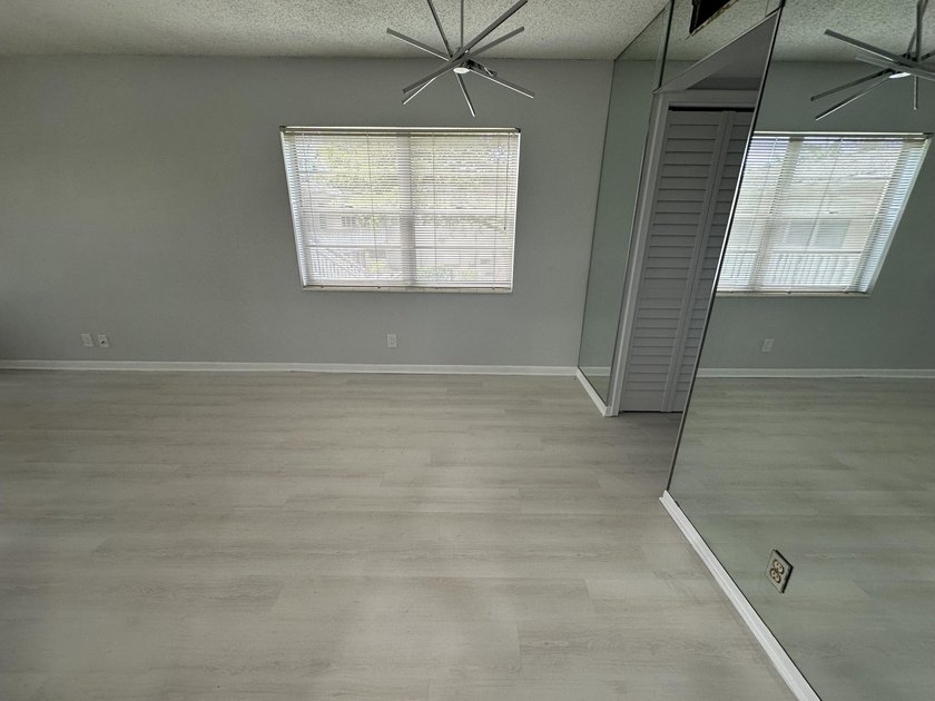 Beautiful and bright corner unit renovated overlooking the - photo 4