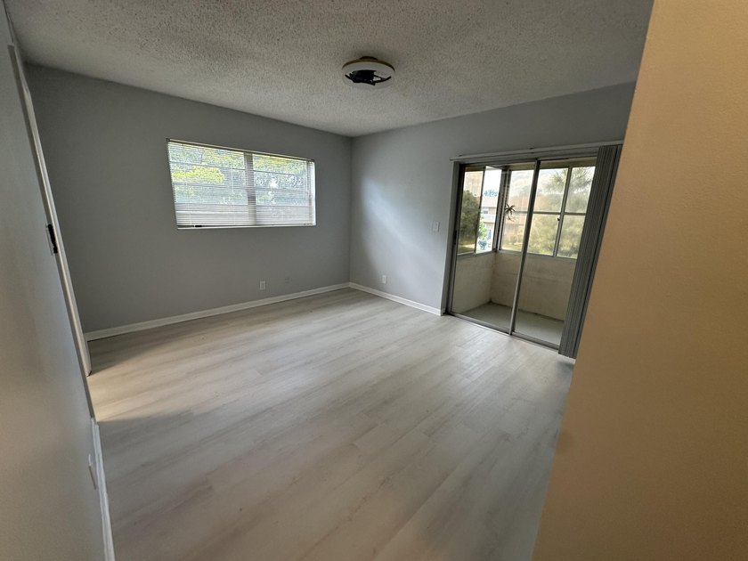Beautiful and bright corner unit renovated overlooking the - photo 5