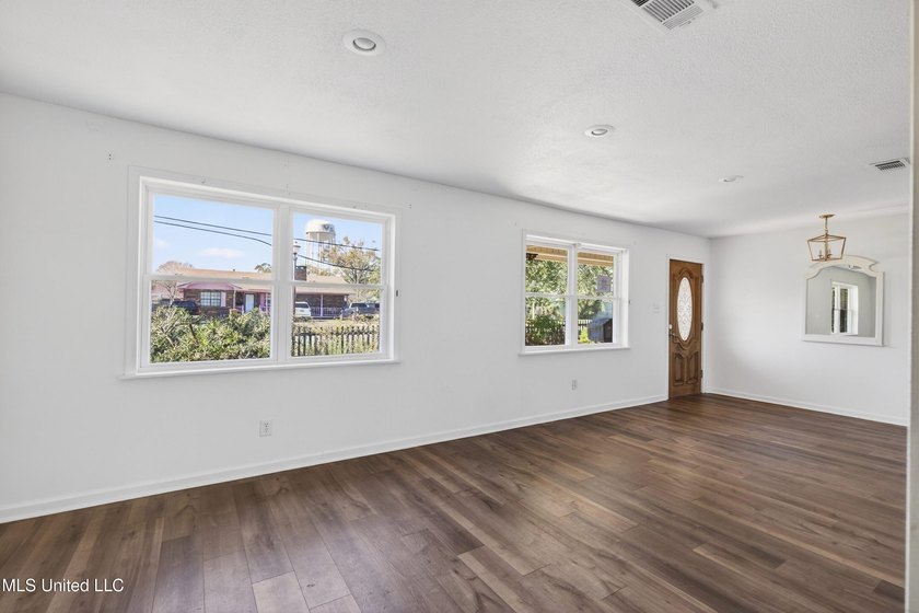 Lots of room to roam here in the large, centrally located old - photo 6