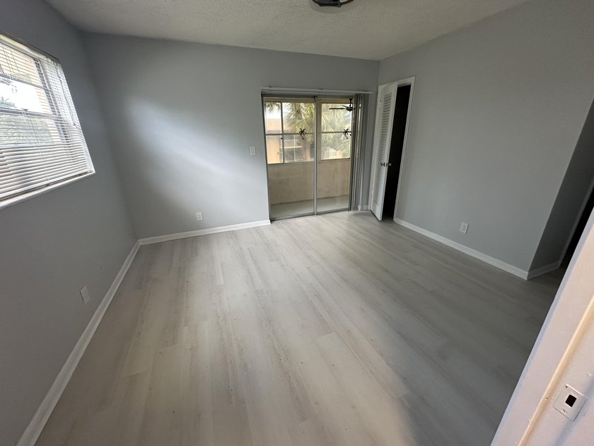 Beautiful and bright corner unit renovated overlooking the - photo 6