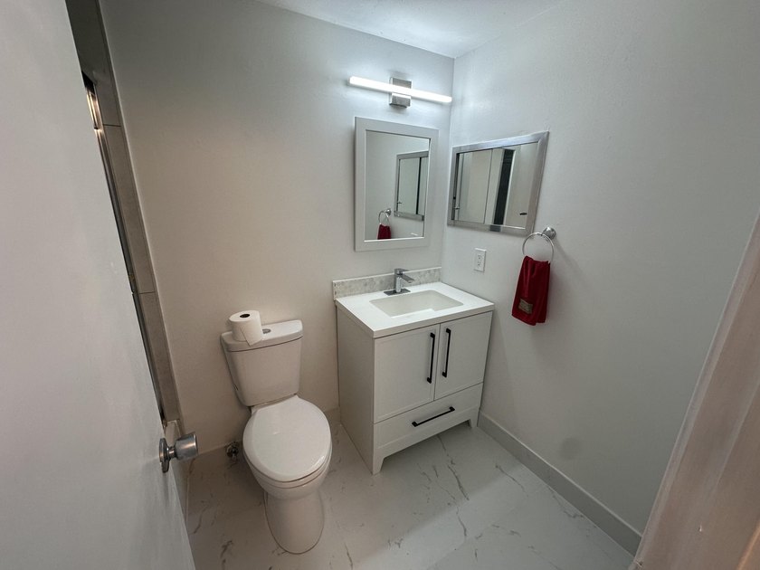 Beautiful and bright corner unit renovated overlooking the - photo 7