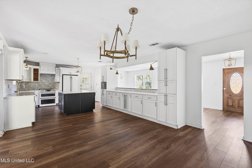Lots of room to roam here in the large, centrally located old - photo 8