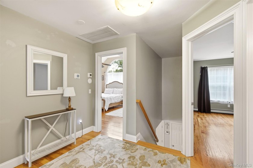 Beautifully appointed colonial on dead end street with private - photo 11