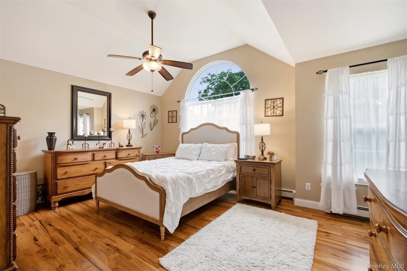 Beautifully appointed colonial on dead end street with private - photo 12