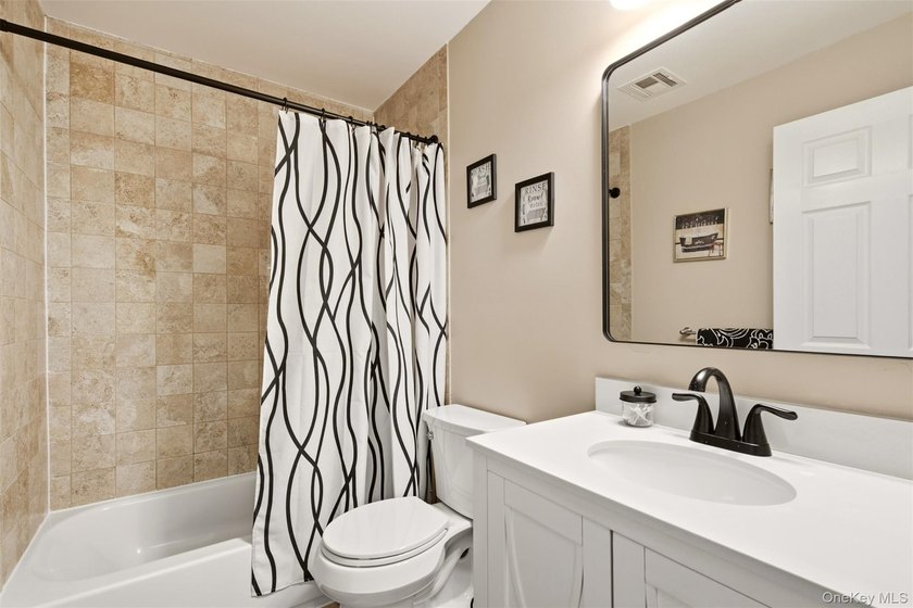 Beautifully appointed colonial on dead end street with private - photo 15