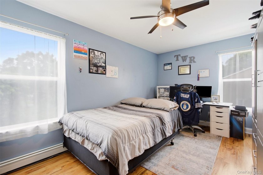 Beautifully appointed colonial on dead end street with private - photo 16