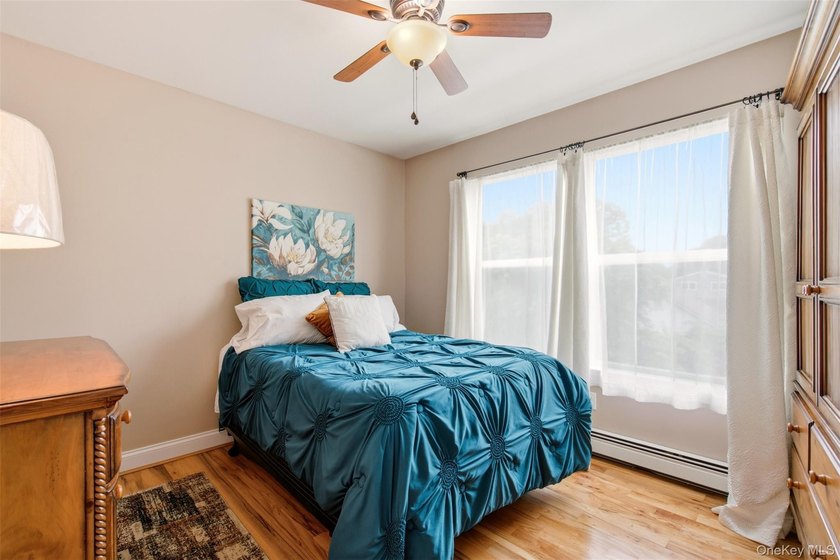 Beautifully appointed colonial on dead end street with private - photo 17