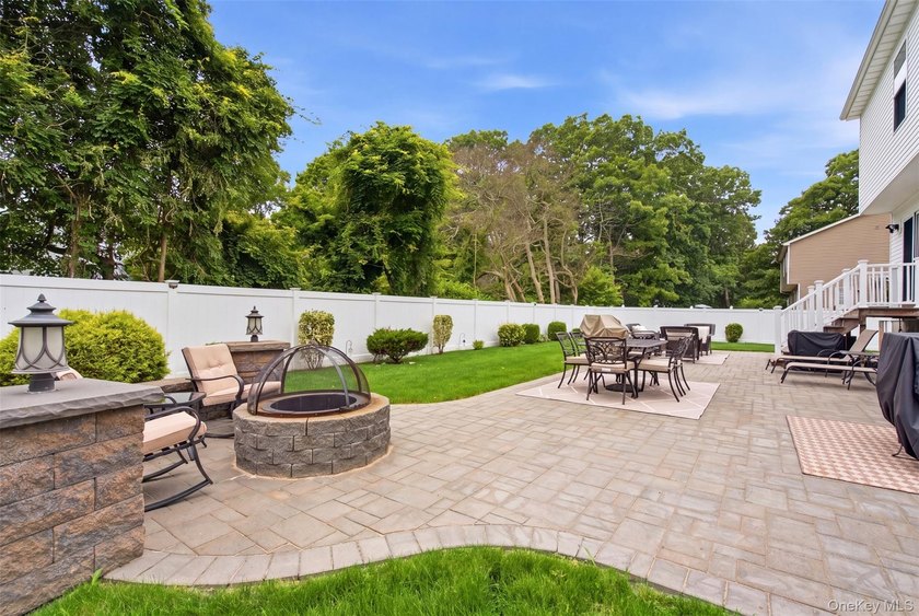 Beautifully appointed colonial on dead end street with private - photo 20