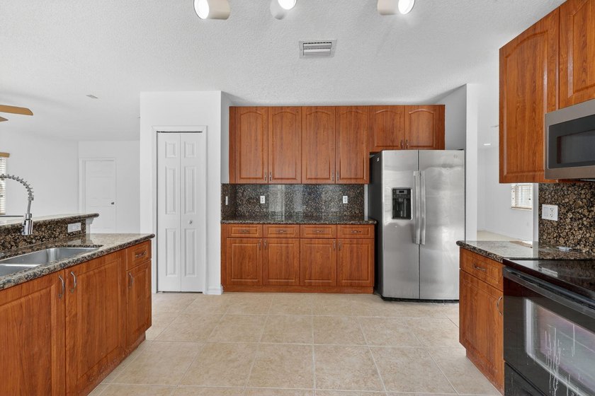 Welcome to this move-in-ready 3-bedroom, 2.5-bath home located - photo 20