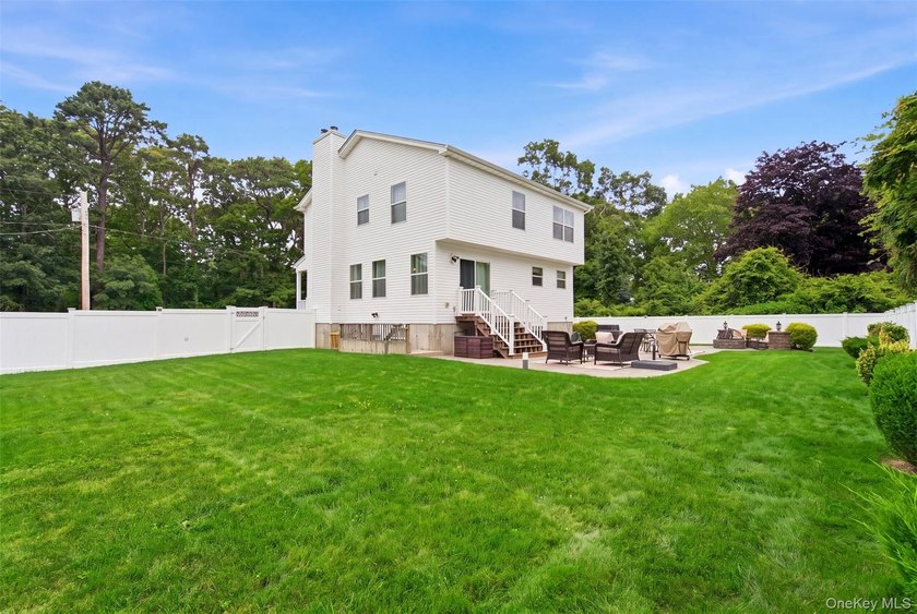 Beautifully appointed colonial on dead end street with private - photo 23