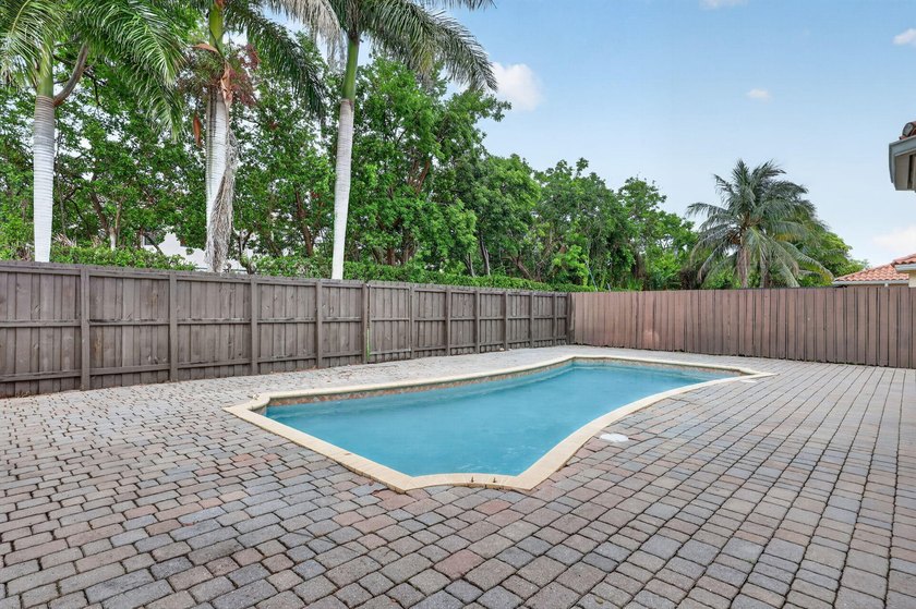 Welcome to this move-in-ready 3-bedroom, 2.5-bath home located - photo 34