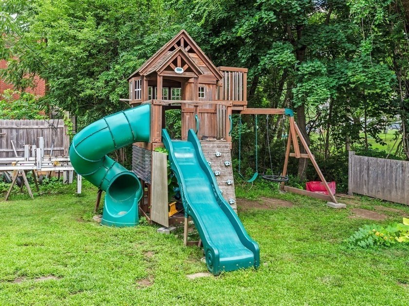 Homes with this much character, space, and charm don`t come - photo 40