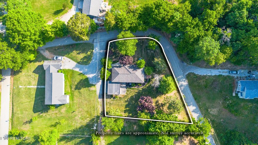 Prime Kingston Location with Seasonal Lake Views &amp; Timeless - photo 2