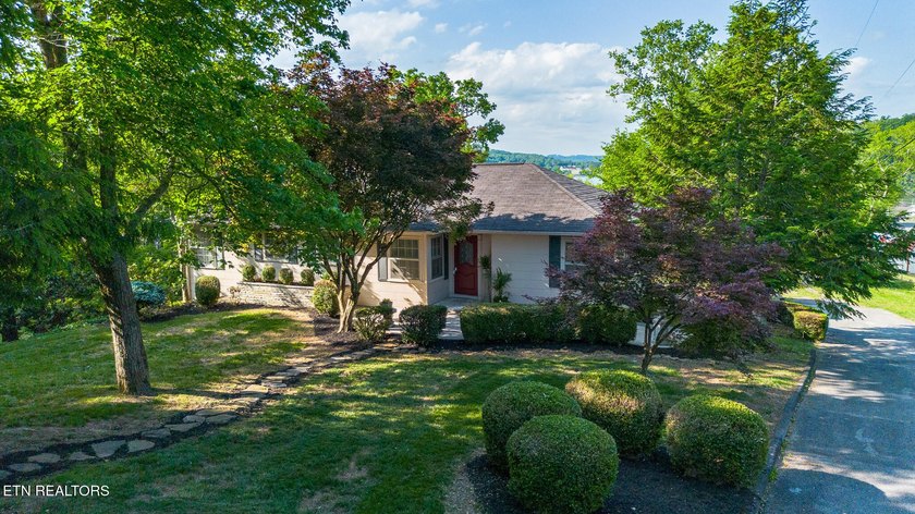 Prime Kingston Location with Seasonal Lake Views &amp; Timeless - photo 3