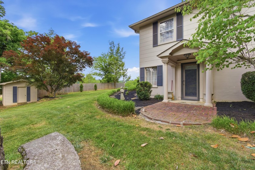 Prime Kingston Location with Seasonal Lake Views &amp; Timeless - photo 4