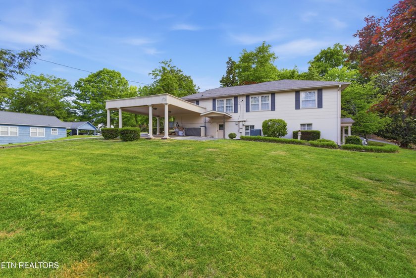 Prime Kingston Location with Seasonal Lake Views &amp; Timeless - photo 5