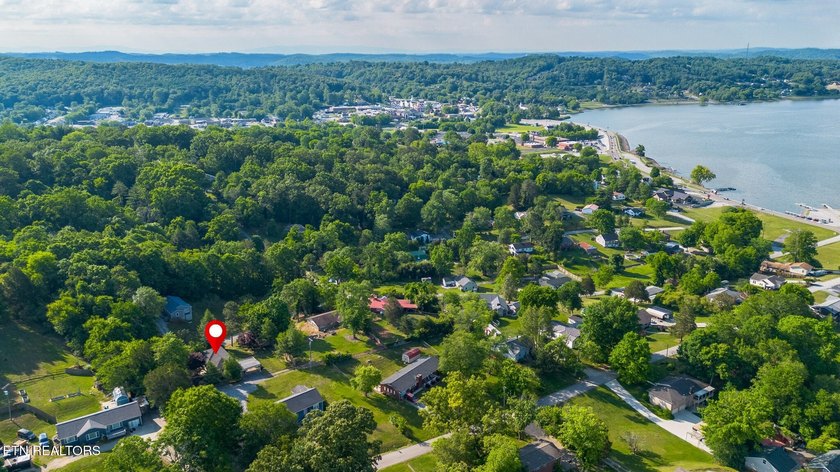 Prime Kingston Location with Seasonal Lake Views &amp; Timeless - photo 6