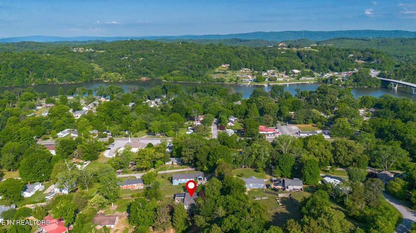 Prime Kingston Location with Seasonal Lake Views &amp; Timeless - photo 7