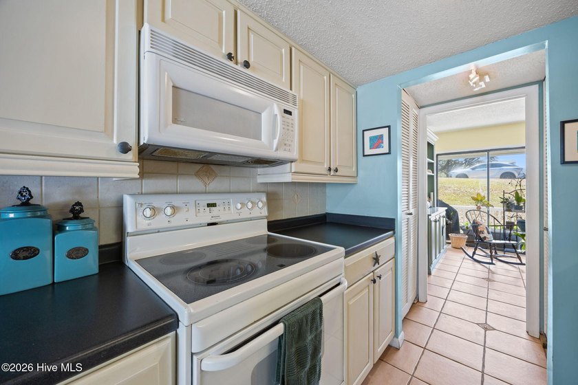 Remodeled End-Unit Condo | Pine Knoll Shores NC | Deeded Beach - photo 10