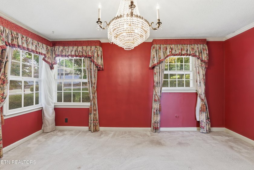Prime Kingston Location with Seasonal Lake Views &amp; Timeless - photo 10