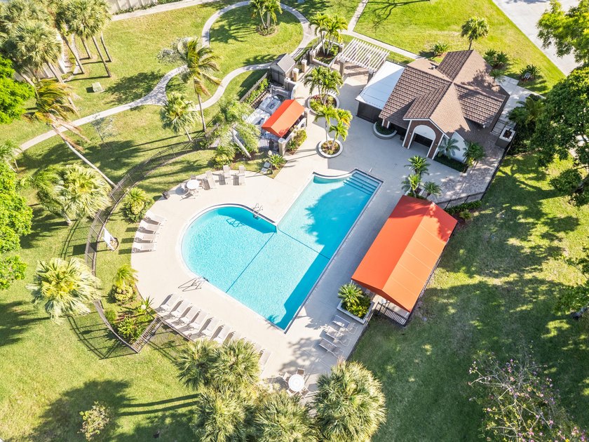 Beautiful 2-bedroom, 2 full and 1 half-bath home in a tranquil - photo 33