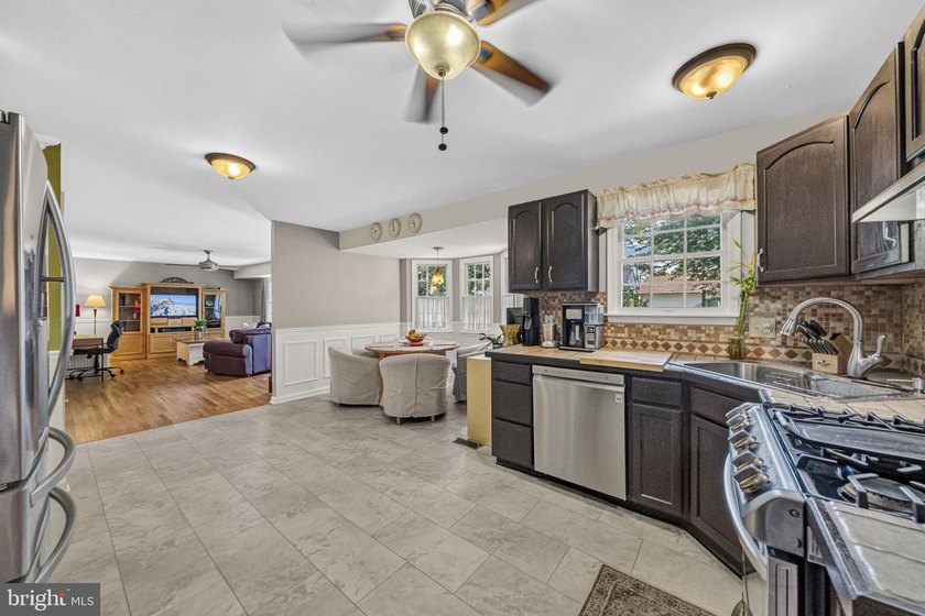 Welcome To This Beautifully Maintained 4 Bed, 2.5 Bath Colonial - photo 7
