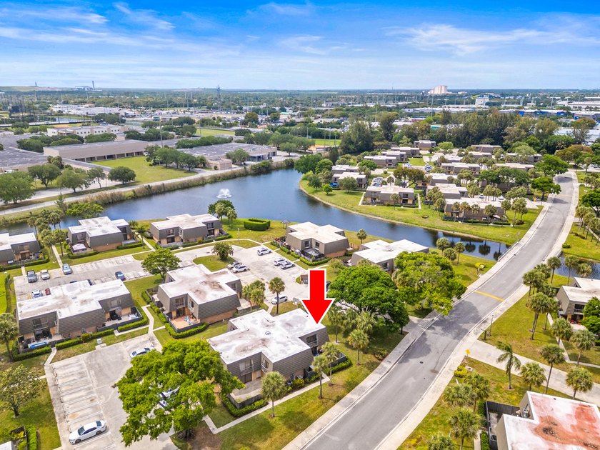 Beautiful 2-bedroom, 2 full and 1 half-bath home in a tranquil - photo 48