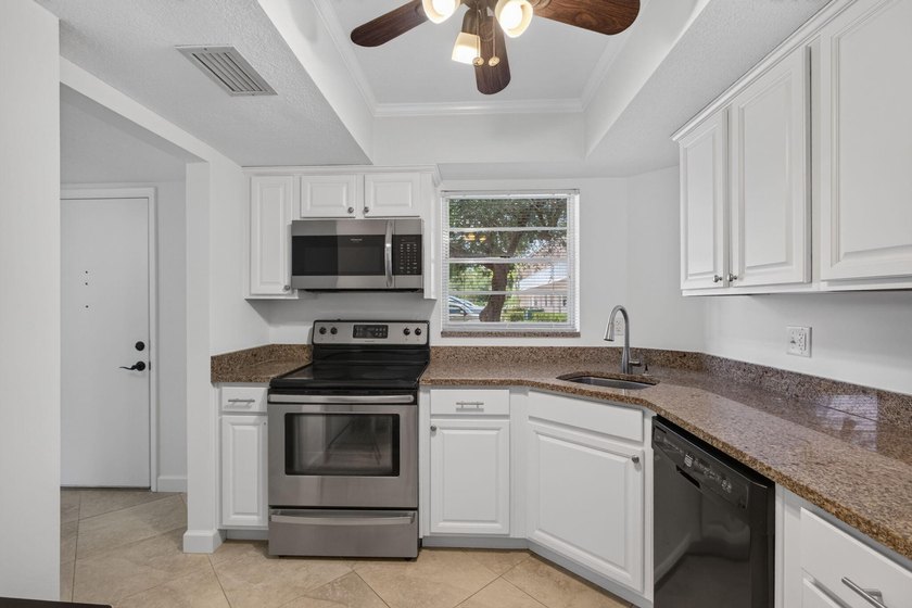 Welcome to this well-maintained one-bedroom, one-bathroom - photo 9