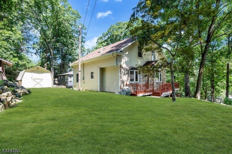Space, sunlight and the Lake Hopatcong lifestyle come together - photo 4