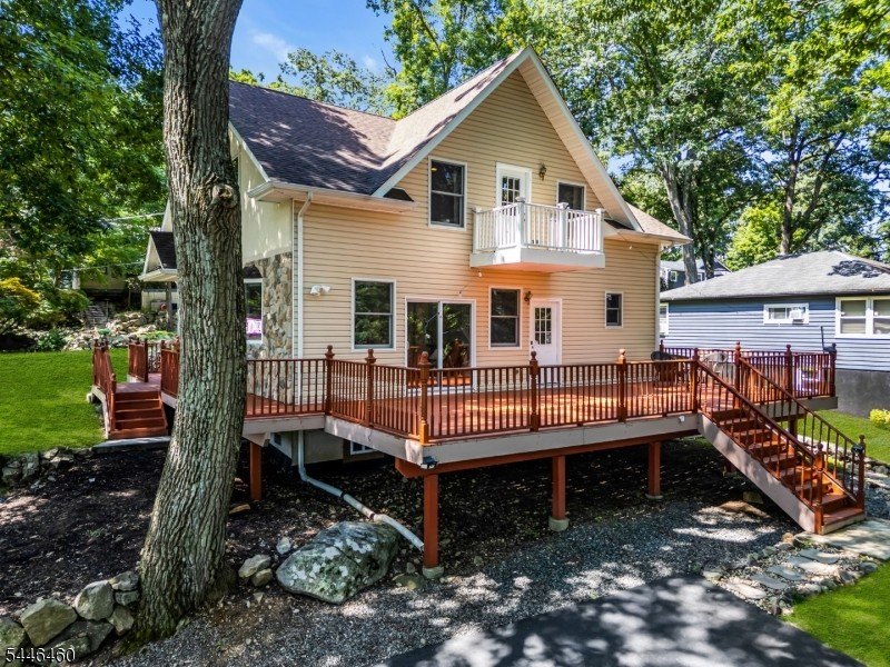 Space, sunlight and the Lake Hopatcong lifestyle come together - photo 6
