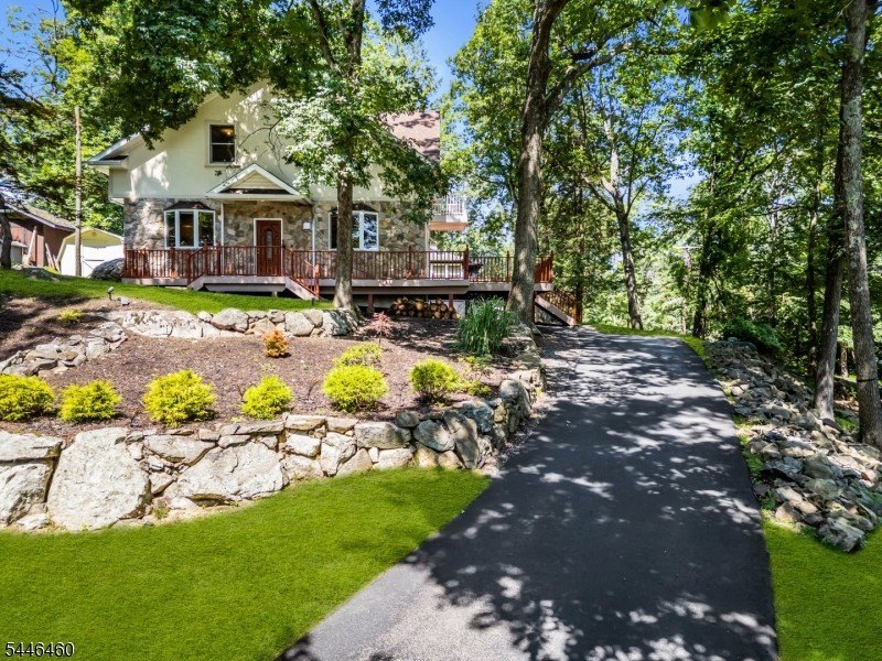 Space, sunlight and the Lake Hopatcong lifestyle come together - photo 8