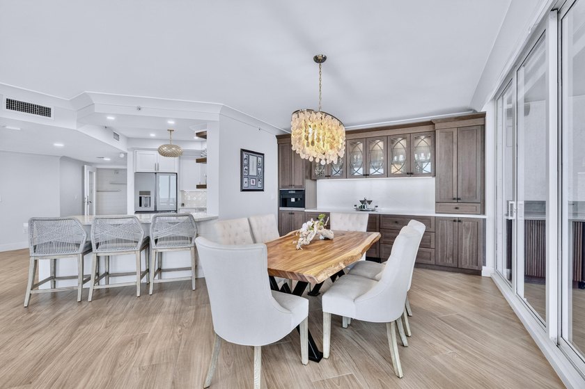 Ideally situated between the ocean and the Intracoastal, this - photo 8