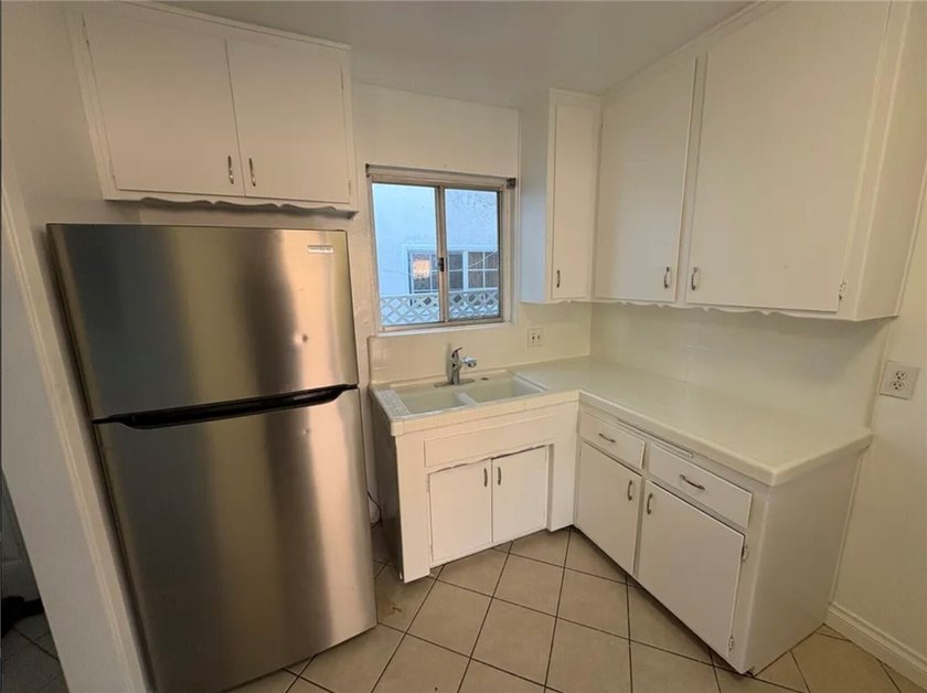 Great investment for this 3 units income property. One unit is - photo 4