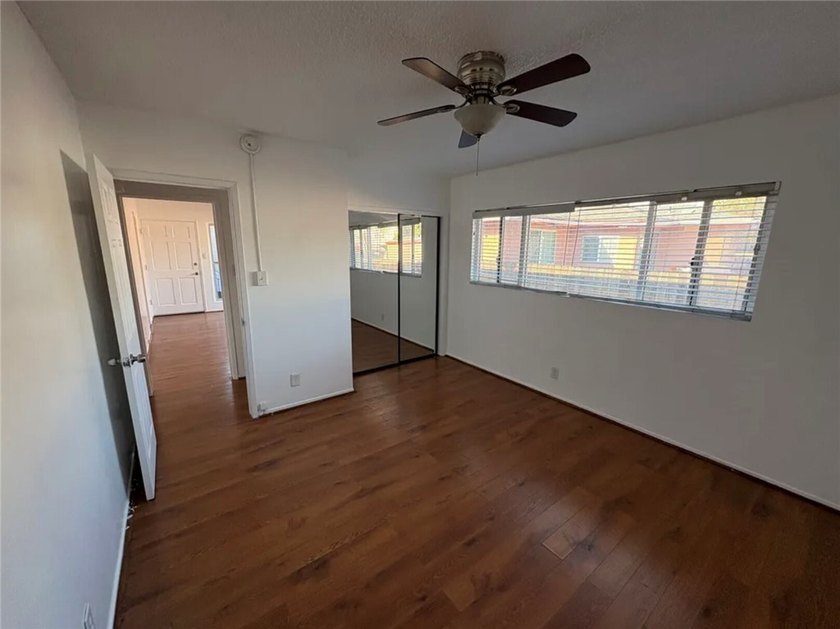 Great investment for this 3 units income property. One unit is - photo 6