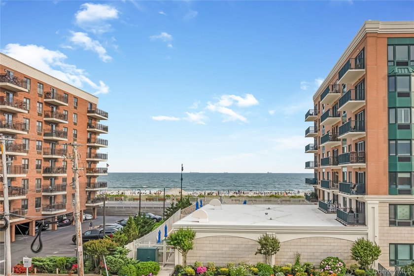 Large, Bright, Top Floor Condo With Oceanviews from the Private - photo 2
