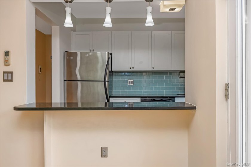 Large, Bright, Top Floor Condo With Oceanviews from the Private - photo 9