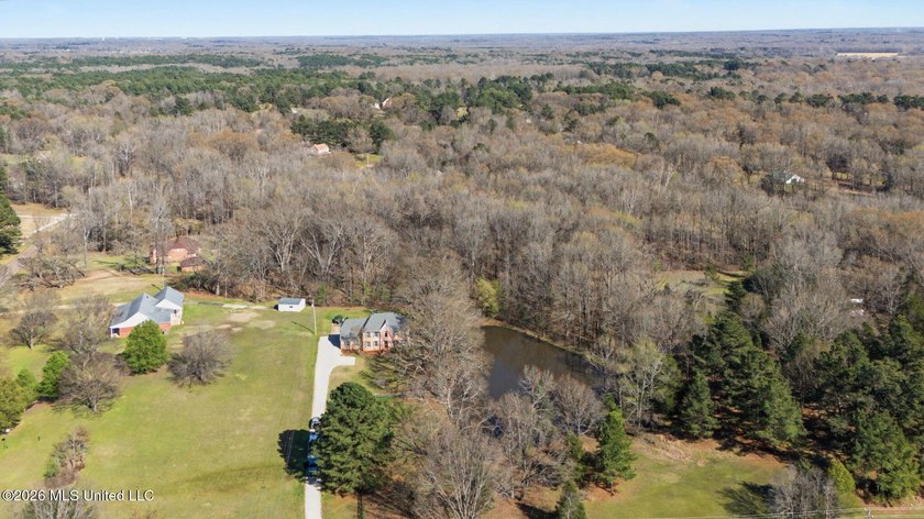 Welcome to this spacious and well-maintained home offering - photo 2