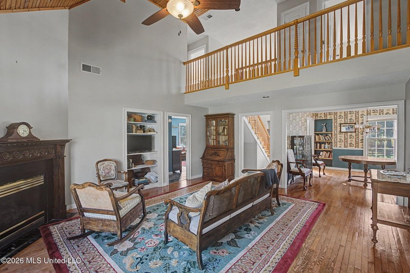 Welcome to this spacious and well-maintained home offering - photo 4