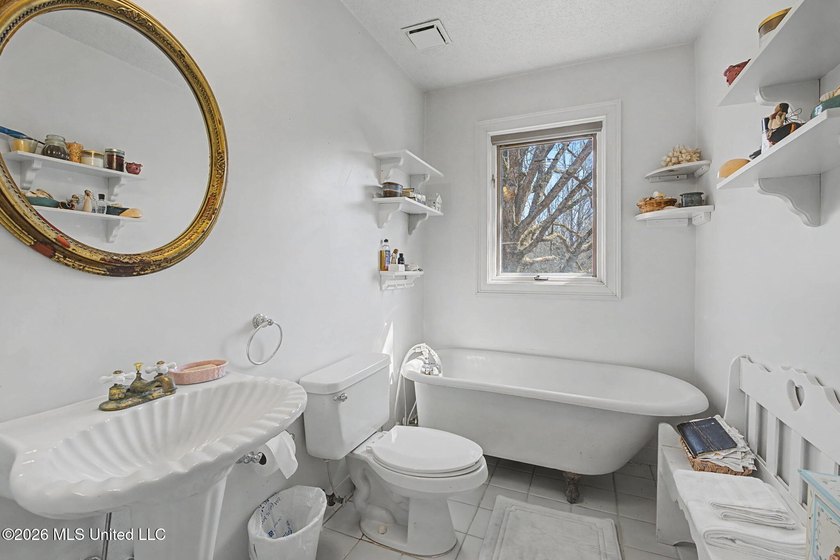 Welcome to this spacious and well-maintained home offering - photo 5