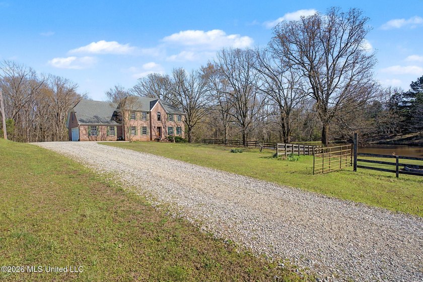 Welcome to this spacious and well-maintained home offering - photo 9