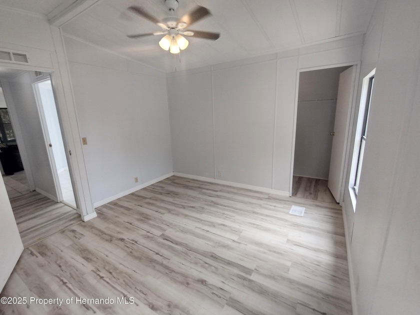 Cash buyers, take a look at this one!! MOVE IN READY!! High and - photo 11
