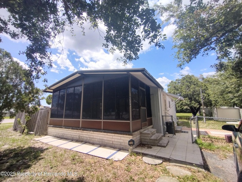 Cash buyers, take a look at this one!! MOVE IN READY!! High and - photo 17