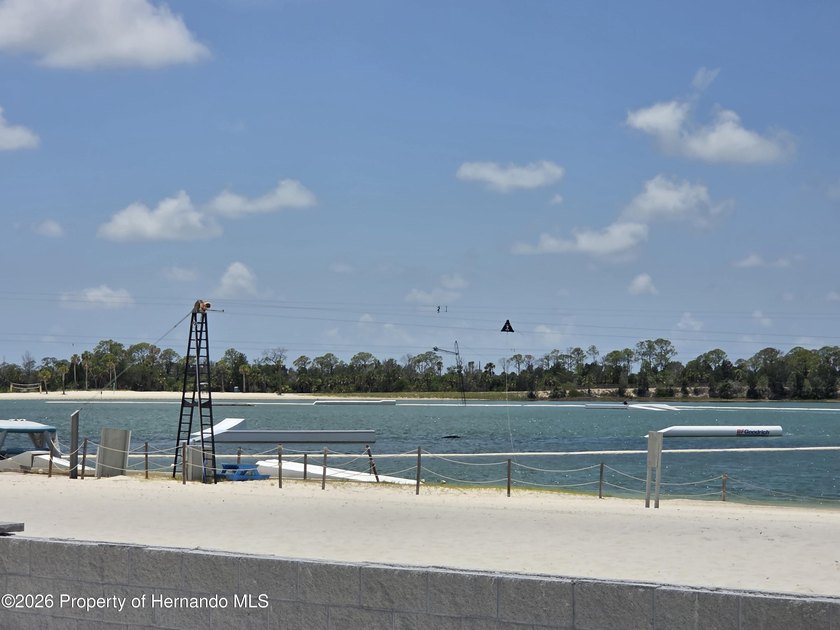 Cash buyers, take a look at this one!! MOVE IN READY!! High and - photo 25