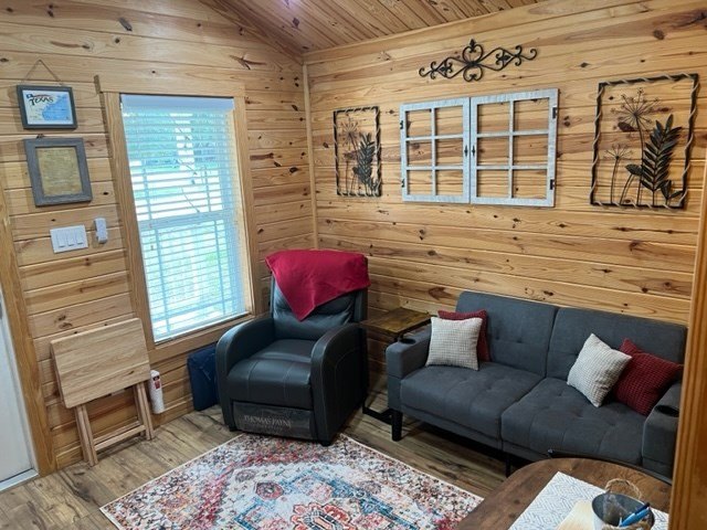 Adorable 1 bed/2 bath fully furnished Platinum Cottage - photo 3