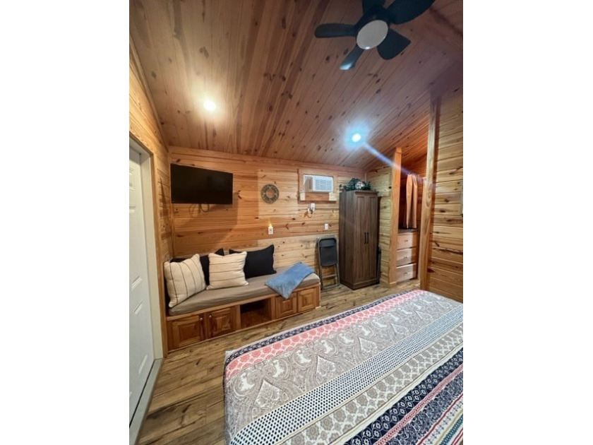 Adorable 1 bed/2 bath fully furnished Platinum Cottage - photo 4