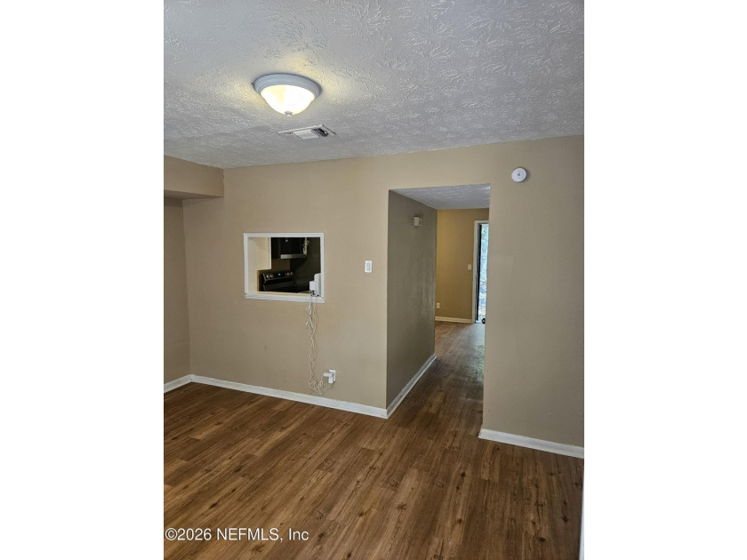 Move-in-ready 3-bedroom, 1.5-bath townhouse featuring a new roof - photo 4