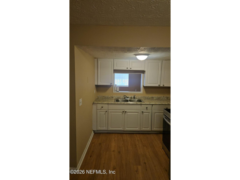 Move-in-ready 3-bedroom, 1.5-bath townhouse featuring a new roof - photo 8