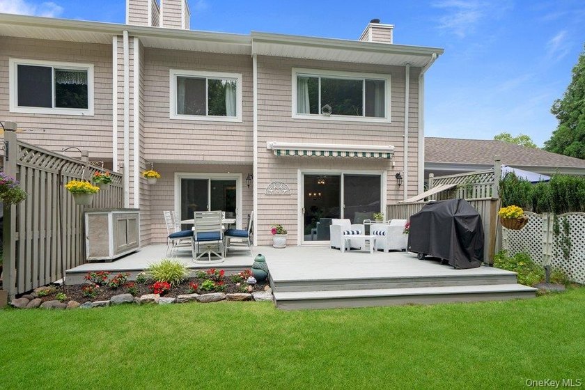 Welcome to this stunning three bedroom, 2.5 bathroom townhome - photo 16